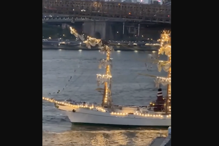 Confirman dos muertos tras choque del Buque Cuauhtémoc contra el puente de Brooklyn