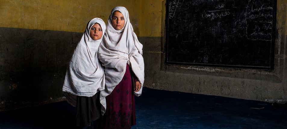 $!Retrato de dos hermanas que perdieron a su hermano en un ataque con un artefacto explosivo improvisado en su escuela de la provincia de Nangarhar, en Afganistán.