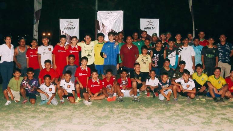 Los futbolistas que tuvieron actividad en la Liga Imdem Prodemaz de Futbol, celebrada en Villa Unión, se tomaron la foto del recuerdo.