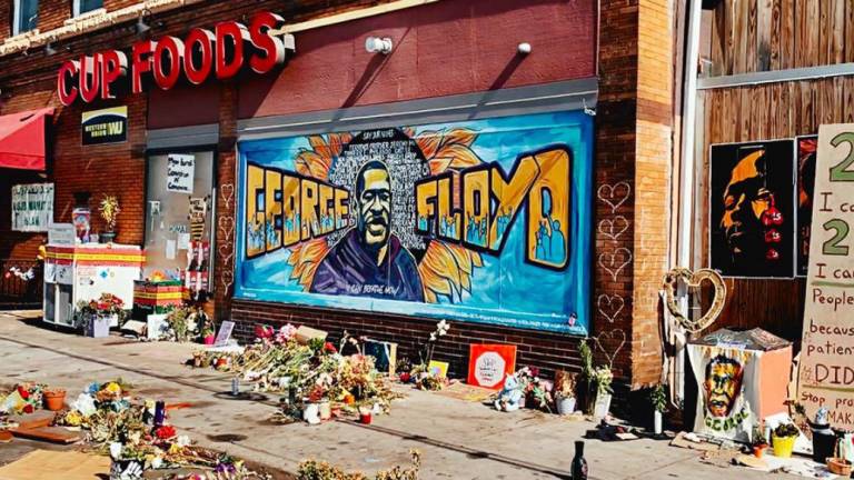 La tienda frente a la que fue asesinado el ciudadano estadounidense de color George Floyd se ha convertido en un lugar conmemorativo de su muerte y de la lucha racial.