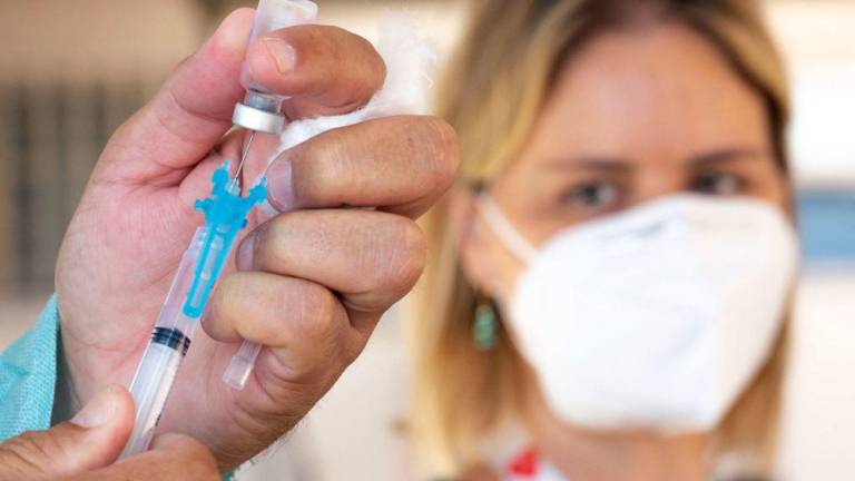 Un trabajador sanitario se prepara para administrar la vacuna Covid-19 en Brasil.