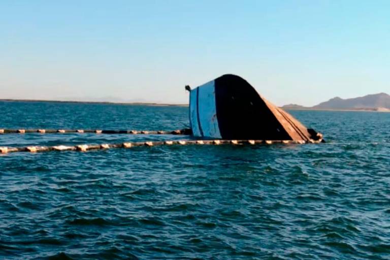 Chocan ferri y barco camaronero en Topolobampo
