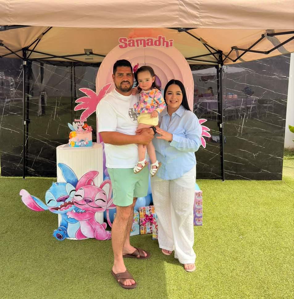 $!La cumpleañera en brazos de sus padres Alan Mora y Kitzia Aguayo.