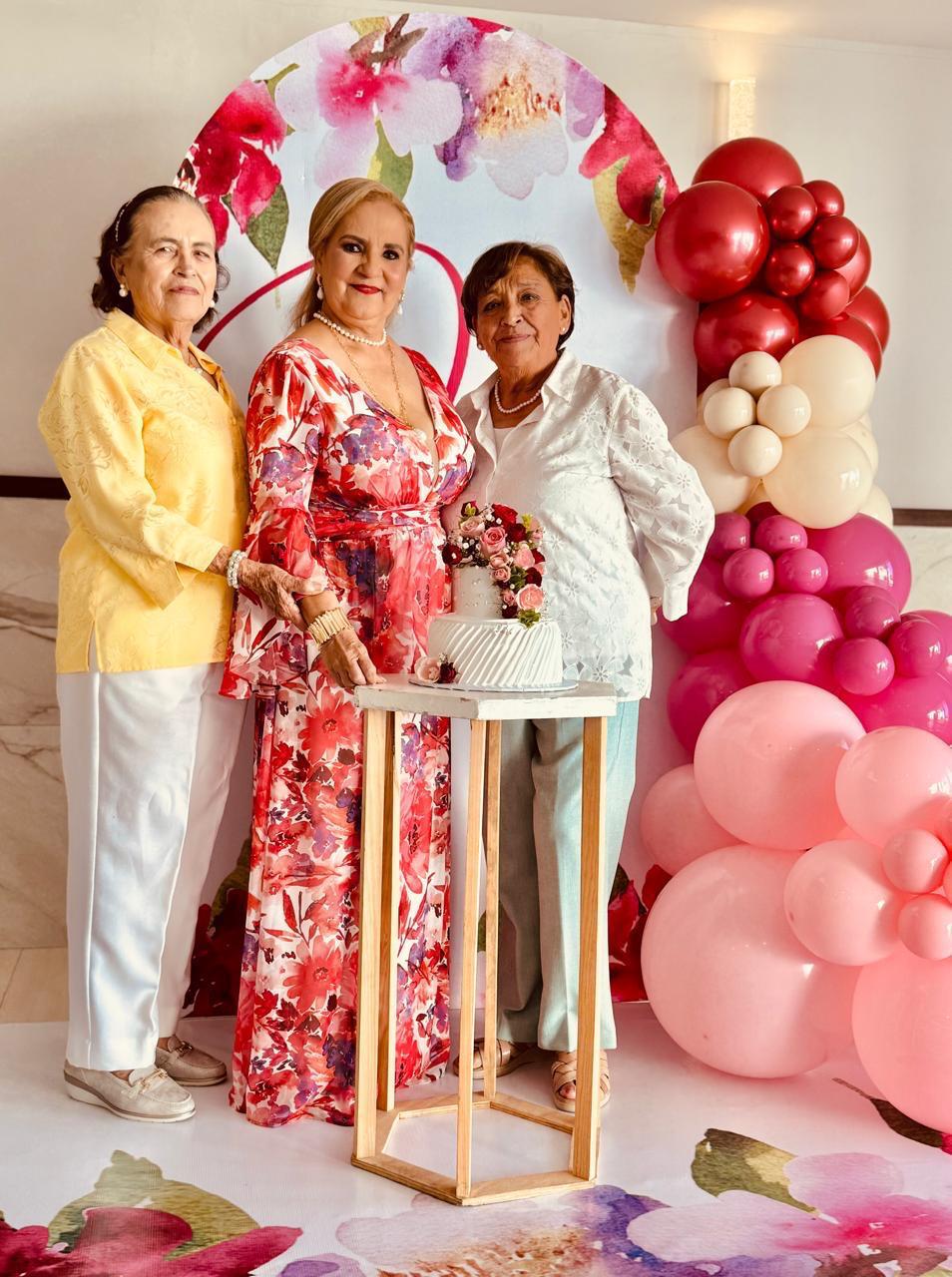 $!Doris entre Carmen Mercado y Estela Mercado.