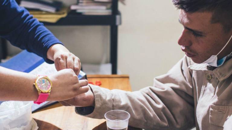 Un paciente recibe tratamiento contra la tuberculosis en Lima.