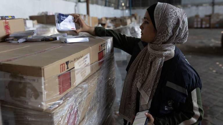 Una trabajadora de la ONU revisa los suministros médicos en una almacén de Gaza.