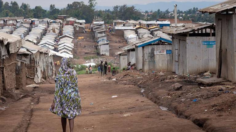 Una mujer camina por un campamento para desplazados en la provincia de Ituri, en el este de la República Democrática del Congo.