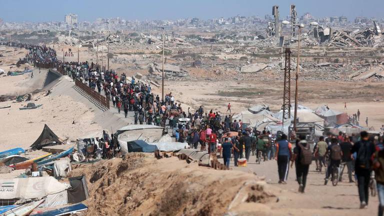 Tras el acuerdo de alto el fuego, miles de personas intentan regresar al norte de Gaza.