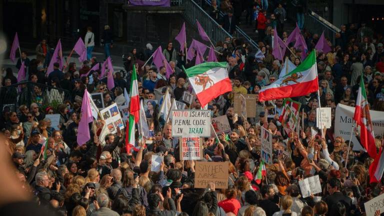 Manifestantes reunidos en Estocolmo, Suecia, tras la muerte de Mahsa Amini, de 22 años, bajo la custodia de la llamada policía de la moral iraní.
