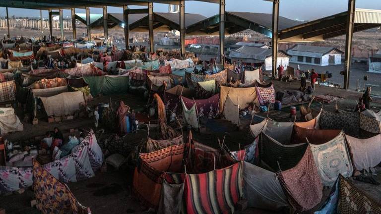 Una estación de autobuses en Gedaref, Sudán, sirve de refugio a miles de civiles que huyen de la violencia en el país.