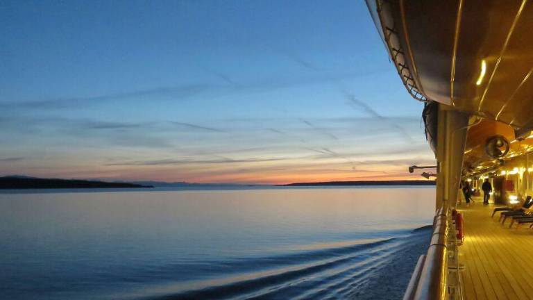 Vista del pasajero de un crucero en el mar.