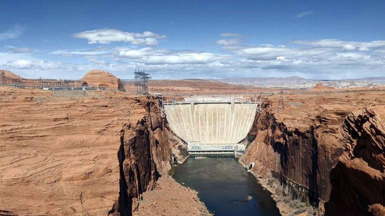 El lago Powell se creó en 1964 con la construcción de la presa de Glen Canyon en Arizona (Estados Unidos).