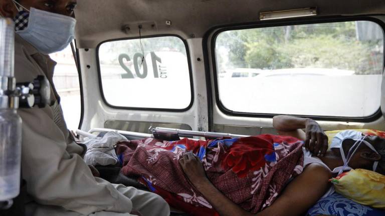 Un paciente de COVID-19 en Nueva Delhi, India, esperando en una ambulancia a que se libere una cama en el hospital.