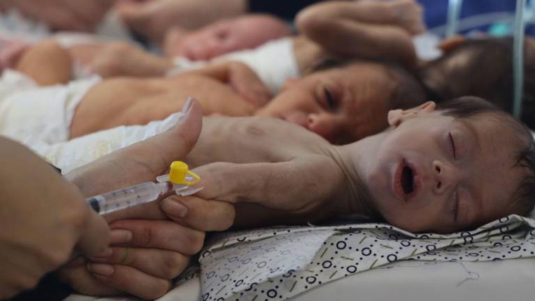 Bebés son preparados para su evacuación del hospital Al-Shifa, en la ciudad de Gaza (foto de archivo).