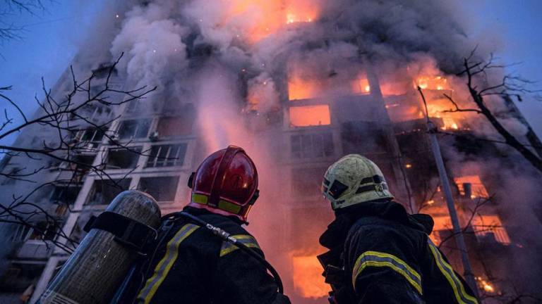 Un edificio residencial arde tras ser bombardeado en Kiyv, Ucrania. Dos personas murieron y cincuenta fueron rescatadas por los trabajadores de emergencia.