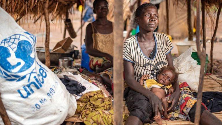 Una mujer de la provincia de Tanganica, en la República Democrática del Congo, posa con su hijo gravemente desnutrido.