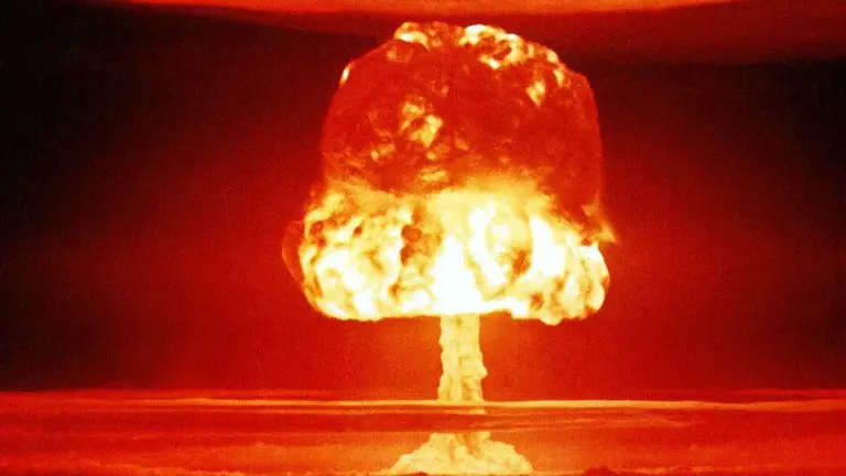 Una inteligencia artificial sin control representa un riesgo comparable, o incluso mayor, que el asociado al arma nuclear. En la imagen, una prueba nuclear atmosférica llevada a cabo por Estados Unidos en marzo de 1954 en el atolón de Bikini, Islas Marshall.