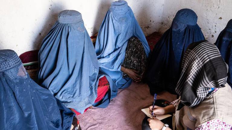 Una funcionaria de la Oficina de Naciones Unidas para la Coordinación de Asuntos Humanitarios reunida con mujeres desplazadas en el este de Afganistán.