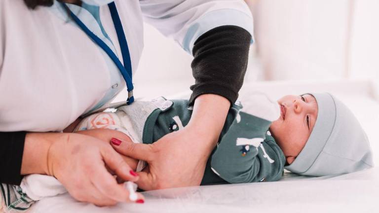 Un bebé recibe sus vacunas infantiles rutinarias en una clínica de Vanadzor (Armenia).