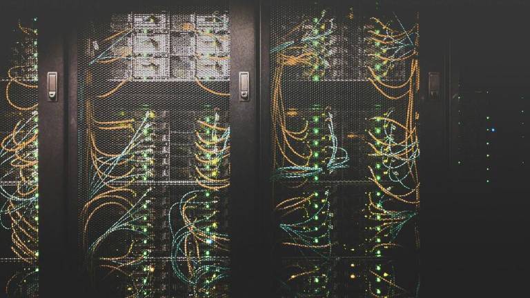 Un servidor de centro de datos es un ordenador potente y especializado.