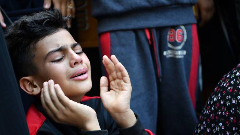 Un niño llora la pérdida de un familiar en el hospital Nasser.