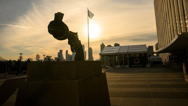 Vista de la escultura «No violencia» o «Pistola anudada», del artista Carl Fredrik Reuterswärd, en la Plaza de Visitantes de la sede de las Naciones Unidas, en la mañana del quinto día del debate de la 80.ª Asamblea General.