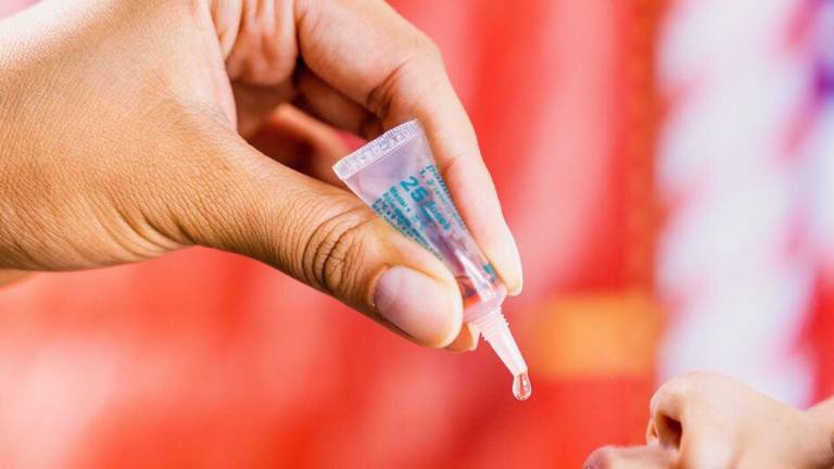 Una enfermera administra una vacuna oral contra la polio a un niño pequeño en un programa de vacunación en Baturité, Ceará, Brasil, como parte de la iniciativa BAV liderada por UNICEF.