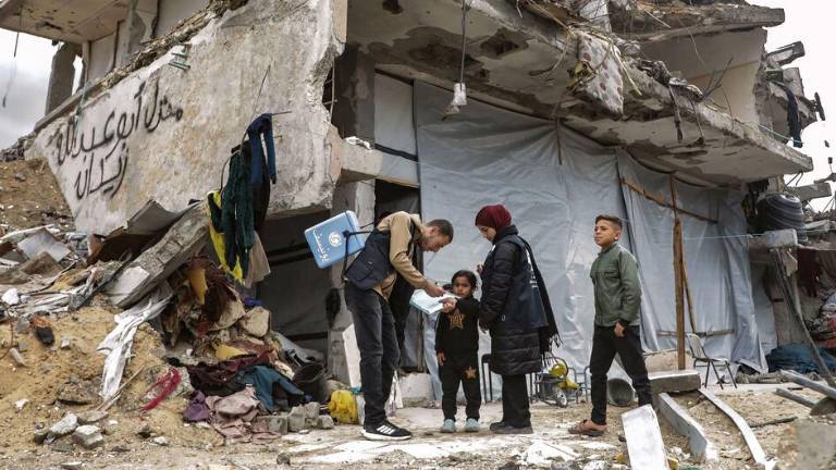 Los niños reciben vacunas contra la polio en Jabalia, al norte de la Franja de Gaza, como parte de una campaña de vacunación de la ONU.