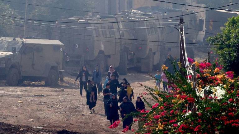 Mujeres y niños palestinos caminan en un pueblo de la Cisjordania ocupada, donde tienen que soportar contínuos ataques de los colonos judíos con la connivencia del Ejército de Israel.