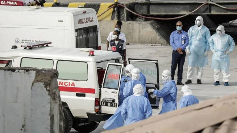 Tres pacientes sospechosos de hantavirus acaban de ser evacuados del barco y están en camino para recibir atención médica en los Países Bajos.