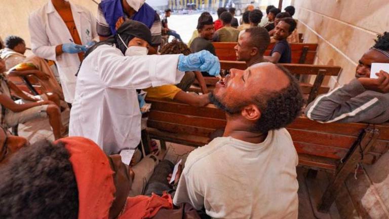 En el Punto de Respuesta para Migrantes de la OIM en Adén, los migrantes reciben la vacuna contra el cólera como parte de un esfuerzo nacional para hacer frente al brote.