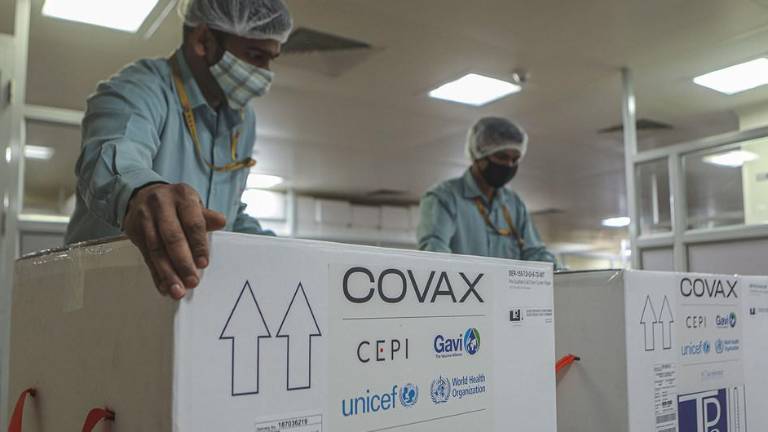 Una caja de vacunas del COVID-19 para la iniciativa COVAX se prepara para el envío desde Pune, en India