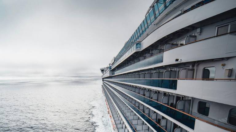 Un crucero navega por el océano.