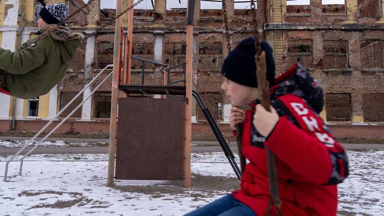 Niños jugando entre los escombros de una escuela en Kharkiv, en Ucrania.