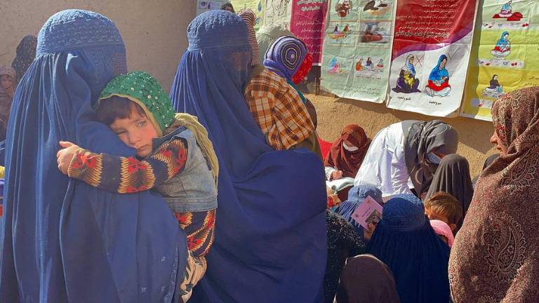 Mujeres y niños esperan a ser atendidos por miembros de un equipo móvil de salud y nutrición apoyado por UNICEF en Kandahar, Afganistán.