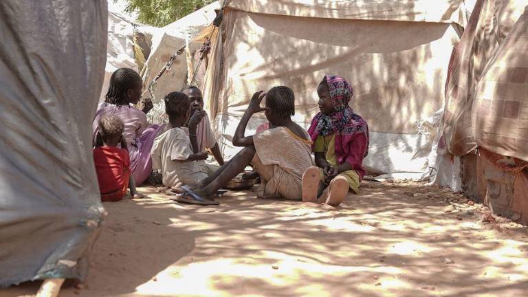 Unos niños se cobijan a la sombra en el centro de Tambasi en El Fasher, Darfur del Norte.