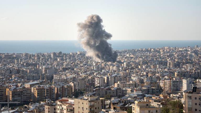 El humo se eleva tras un ataque aéreo en Beirut, Líbano.