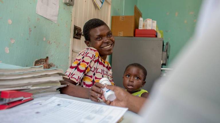 Una mujer que vive con el VIH recibe medicación en un hospital de Zimbabue.