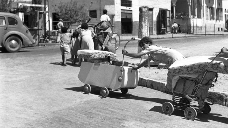 Descalzas y empujando sus pertenencias en cochecitos y carretas, familias árabes abandonan la ciudad costera de Jaffa, que se convirtió en parte del área metropolitana de Tel Aviv en el estado de Israel.