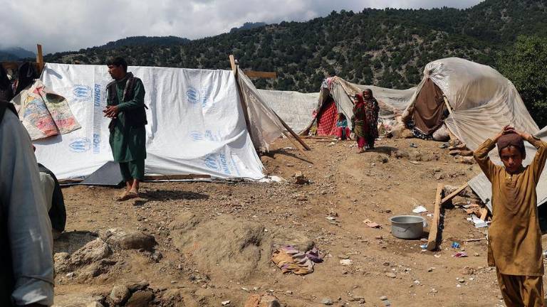 Las familias que perdieron sus casas en el terremoto de Afganistán viven en tiendas de campaña o duermen a la intemperie.