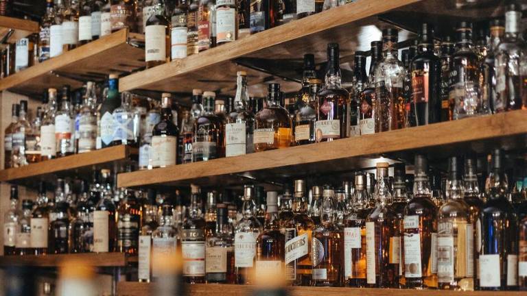 Las bebidas alcohólicas en América pagan impuestos bajos, advierte estudio.