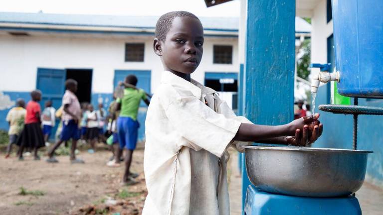 Claudine se lava las manos en la escuela primaria Biringi, en la provincia de Ituri, República Democrática del Congo, con el apoyo de UNICEF.