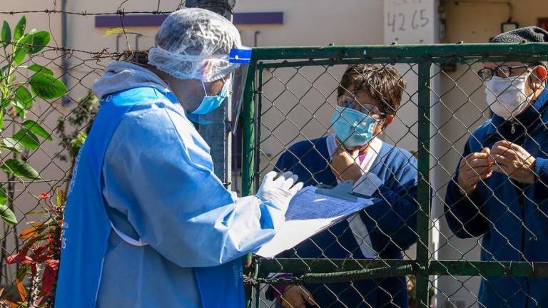 Una trabajadora sanitaria prepara la vacuna contra el Covid-19 para administrarla a adultos mayores en Lima, Perú.