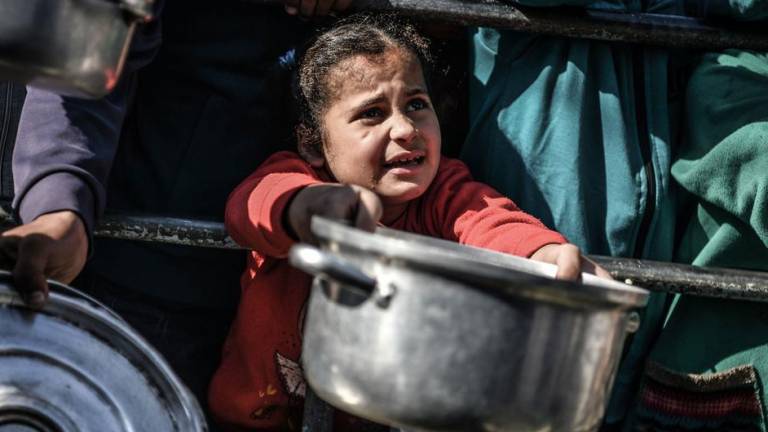 Una niña de 8 años espera su turno para recibir alimentos en Rafah, en el sur de la Franja de Gaza.
