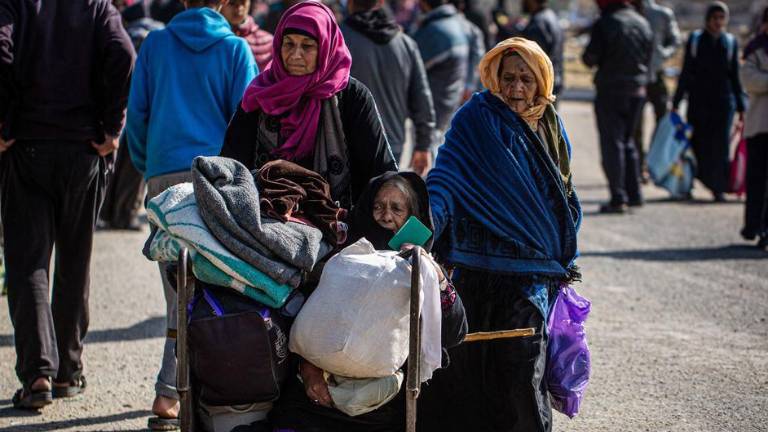 Ancianas huyen de Jan Yunis, tras el ataque del ejército israelí a la ciudad.