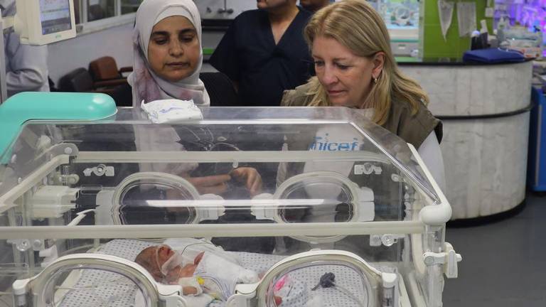 En la unidad neonatal del hospital de Gaza, bebés diminutos se aferraban a la vida en incubadoras