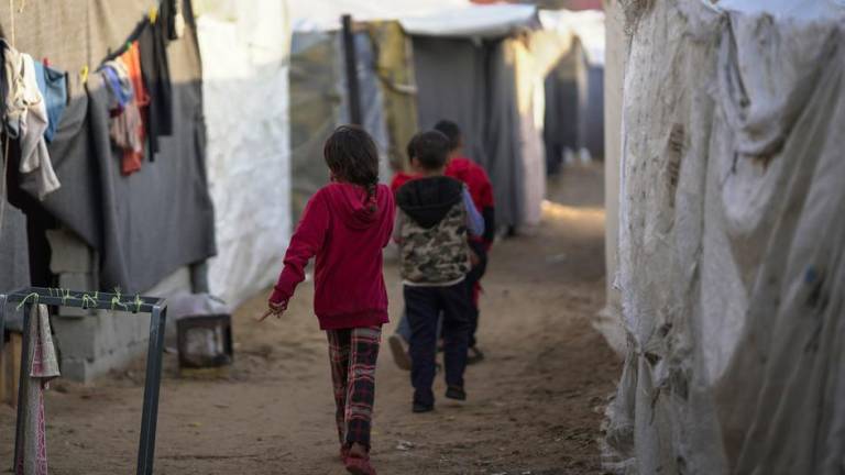 Niños palestinos en un campamento temporal en el sur de Gaza.