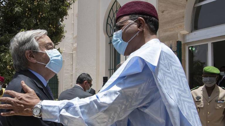 El Secretario General de la ONU, António Guterres (izquierda), es recibido por el presidente nigerino, Mohamed Bazoum, en la capital de Níger, Niamey.