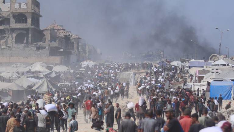 Palestinos en el norte de Gaza esperando recibir ayuda alimentaria luego de la llegada de camiones con suministros vitales.