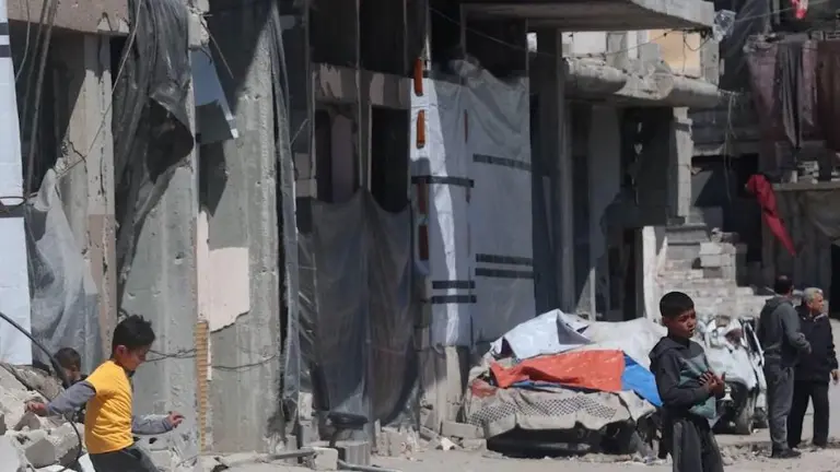 Niños jugando al fútbol entre los escombros en la ciudad de Gaza.
